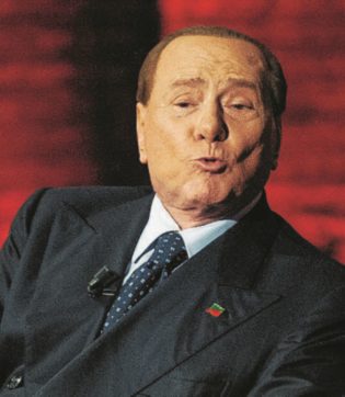 Applausi  alla carriera per l’ex autocrate