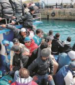 Copertina di Mineo,  al Cara problema “matti”