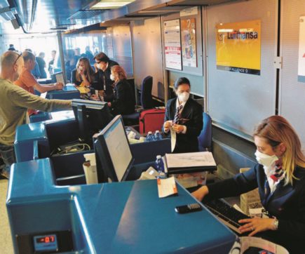 Fiumicino, diossina nell’aria dopo il rogo: “In 150 intossicati”