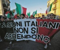 Copertina di L’incidente infiamma Roma, fiaccolata e caccia al rom