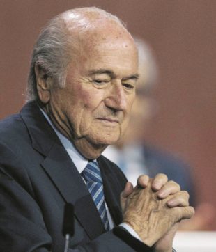 Lo scandalo non ferma Blatter: è di nuovo il capo della Fifa