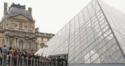 Copertina di La maledizione del Louvre continua: una perdita d’acqua danneggia 400 libri di egittologia. La direzione: “Allagamento dovuto all’impianto di riscaldamento”