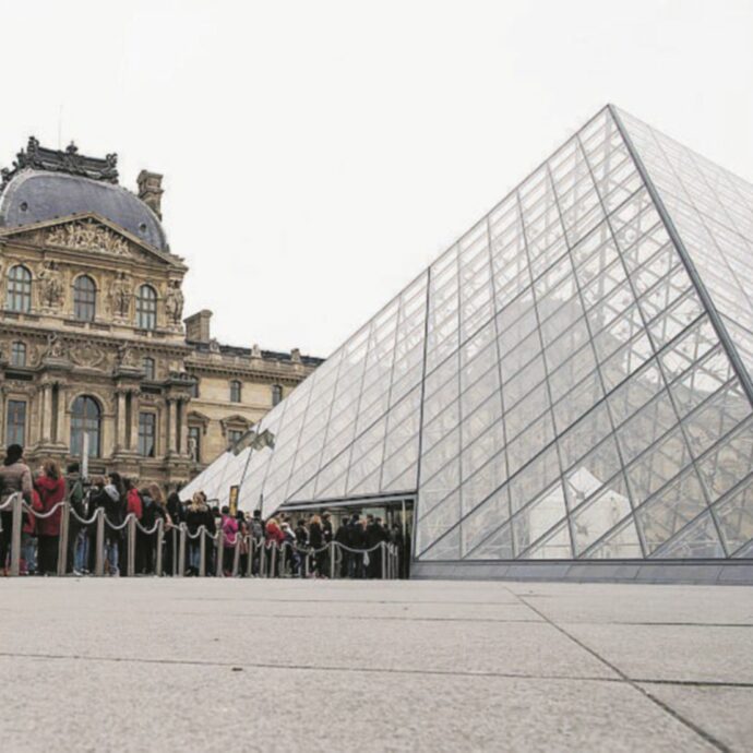 La maledizione del Louvre continua: una perdita d’acqua danneggia 400 libri di egittologia. La direzione: “Allagamento dovuto all’impianto di riscaldamento”