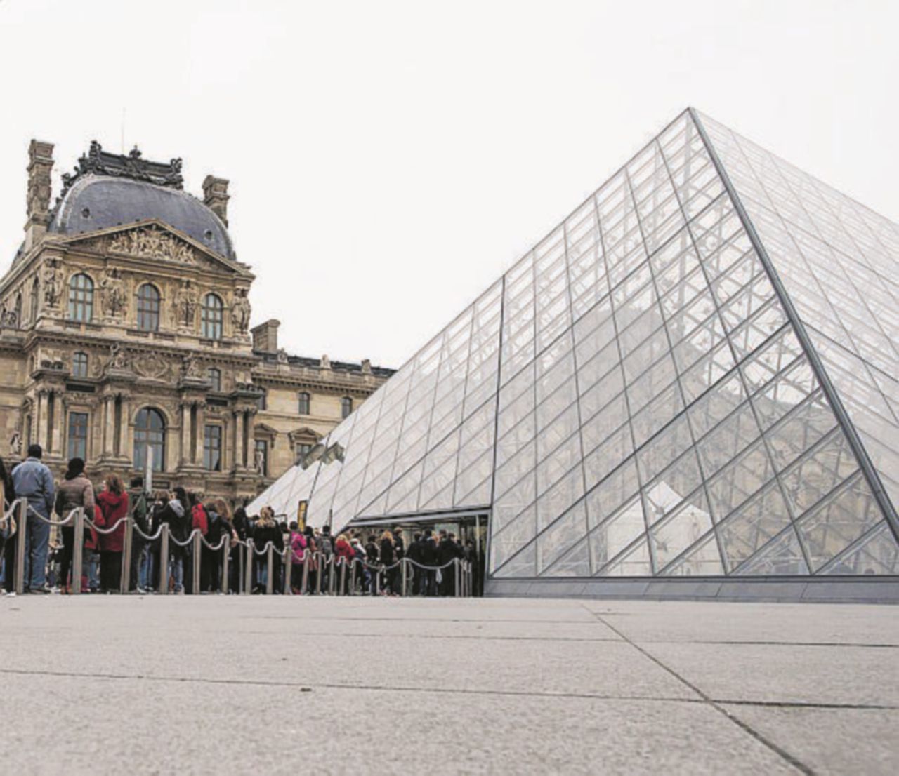 La maledizione del Louvre continua: una perdita d’acqua danneggia 400 libri di egittologia. La direzione: “Allagamento dovuto all’impianto di riscaldamento”