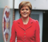 Copertina di Doccia scozzese per Cameron. Sturgeon: “Restiamo in Europa”