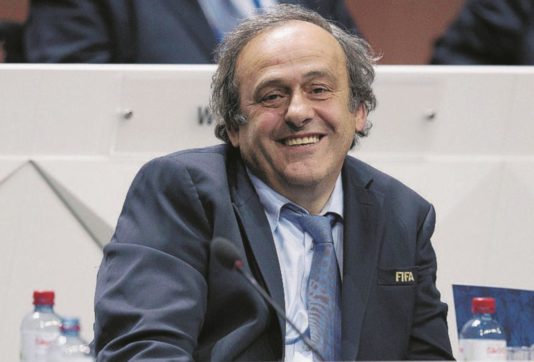 Copertina di Michel Platini applaude: l’ex delfino è pronto alla successione. Ma anche lui ha i suoi scheletri