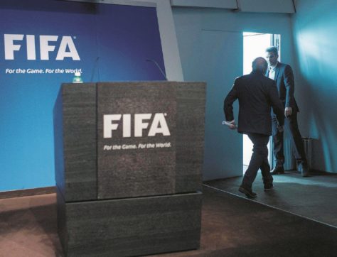 Copertina di Il Re Blatter ha una Fifa blu
