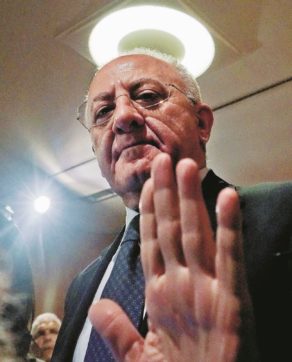 Il governatore querela Bindi. Per non parlare dei suoi guai