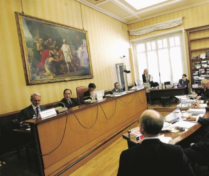 Camere, il taglio degli eletti impatta sulla composizione di gruppi e commissioni. Il nuovo regolamento del Senato le accorpa