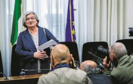 Copertina di Ora gli autoassolti azzannano le leggi