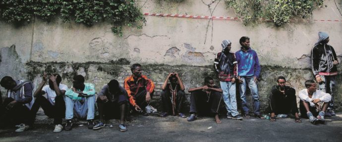 Immigrazione, liberi tutti  tra “spari” e “normalità”