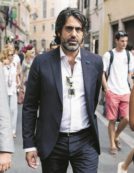 Copertina di E in Italia invece se li tengono (quasi) tutti in tasca, dal Pd a Fi