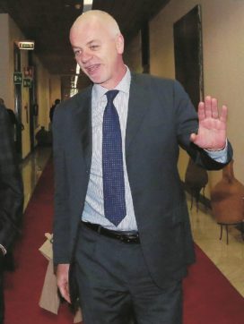 Copertina di Porte girevoli, il viceministro passa a libro paga dell’Eni