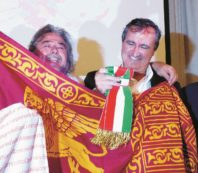 Copertina di Il candidato renziano sconfigge Casson: vince il sistema Venezia