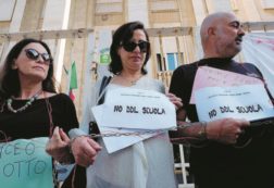 Copertina di Riforma Renzi, i prof s’incatenano davanti al liceo
