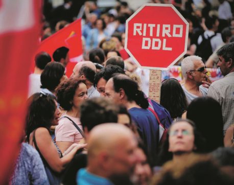 Copertina di Scuola, il ricatto di Renzi scatena il caos nel Pd