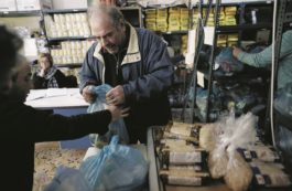 Copertina di Tra chi ha perso tutto e non sogna più niente