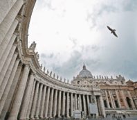 Copertina di “Dai, inganniamo Bergoglio su quei milioni della sanità”