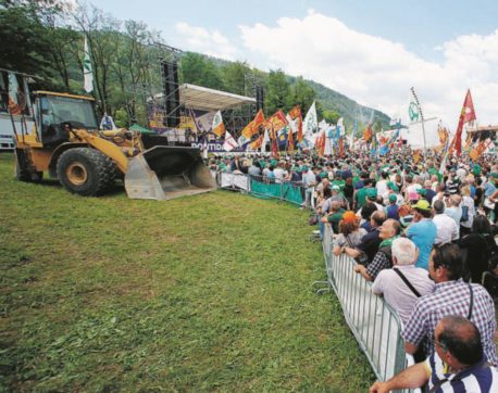 Ruspe, terùn e insulti, Salvini riempie Pontida