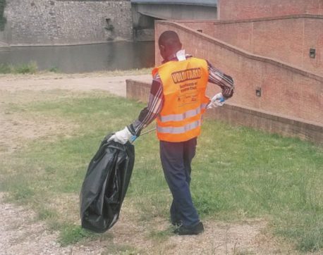 Migranti al lavoro gratis  “Donano parte del loro tempo per la  comunità che li ospita”