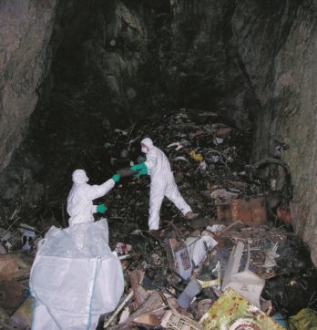 Trieste, foiba trasformata in una discarica abusiva