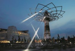 Copertina di Al luna park dell’ Expo,  tra i kebab al cioccolato e il riso basmati dei marò