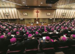 Copertina di La Chiesa di Francesco apre ai divorziati e (un po’) ai gay