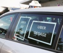 Copertina di Uber, la app  infiamma anche i tassisti francesi