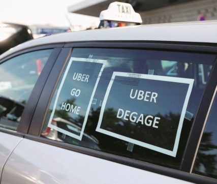 Uber, la app  infiamma anche i tassisti francesi