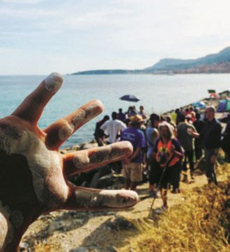 Il monumento ai resistenti sugli scogli di Ventimiglia