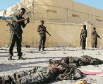 Copertina di Autobomba contro la base militare, poi l’assalto armato: 50 vittime