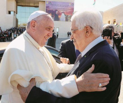 Copertina di Bergoglio fa infuriare Israele, il Vaticano riconosce la Palestina