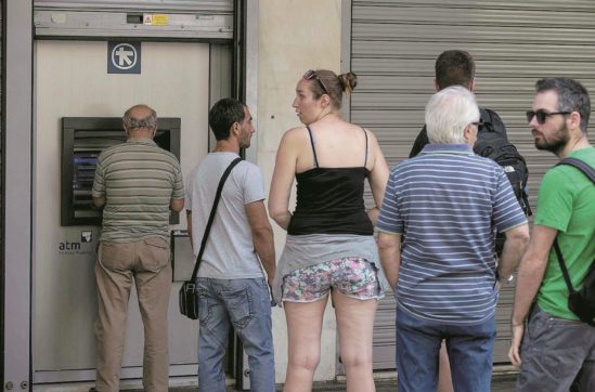 Atene roccaforte anti-Ue: bloccati  capitali e banche