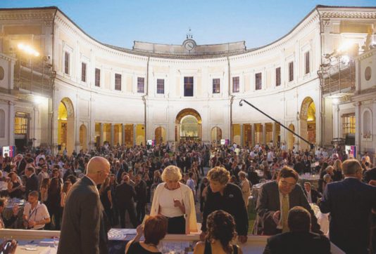 Copertina di A Villa Giulia vince Lanoia (ma Lagioia meritava)