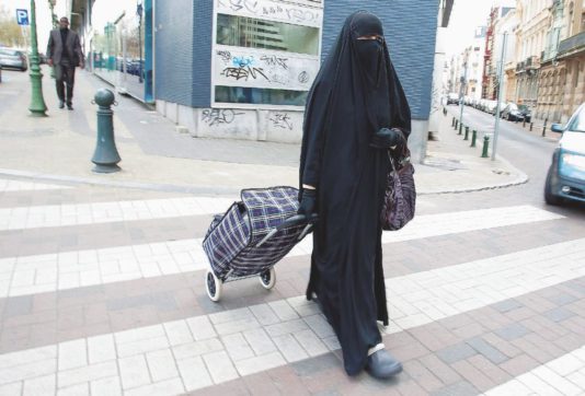 “Figlia mia, la lavatrice esiste nello Stato islamico?”