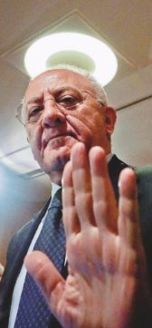 I cori da stadio e l’anti-Matteo Così comincia il viceregno