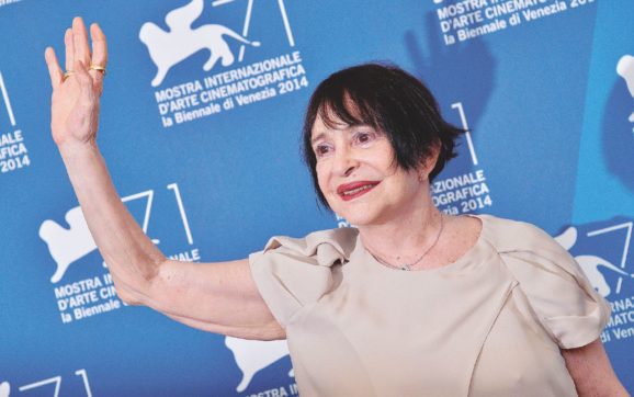 Copertina di Adriana Asti: Sono sul palco da 60 anni ma non mi sento un’attrice