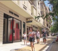 Copertina di “Come si fa a vivere con 60 euro?  Dico Sì e poi in relax all’estero”