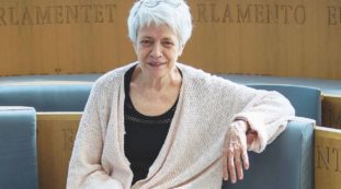 Copertina di “Una sberla a Bruxelles,  a Renzi e ai socialisti europei”