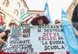 Copertina di Scuola, prof in catene Università, cancellata la norma serie A e B