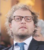 Copertina di Gdf, schiere di democrat per Adinolfi. Messaggi e cene per aiutare l’amico