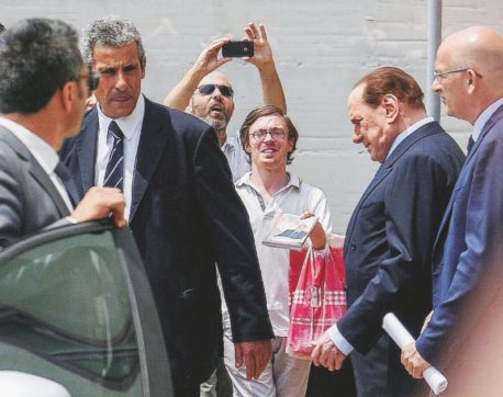 I tour in Tribunale delle Papi girl: tutte spesate da B.