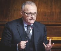 Copertina di “Matteo pensa al potere non al governo del Paese”