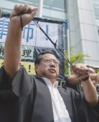 Copertina di “Creano caos sociale”: retata di avvocati