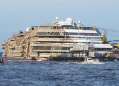 Copertina di “Schettino lasciò la nave e a bordo non ci fu scampo”