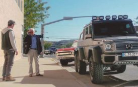 Copertina di “Caccia all’uomo”, omaggio a Spielberg oppure spottone per la Mercedes?