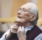 Copertina di Non uccise ma è responsabile:  a 94 anni condannato il contabile di  Auschwitz