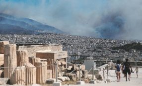 Copertina di Mentre Atene brucia Tsipras incenerisce  l’ala più dura di Syriza