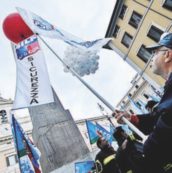 Copertina di E i poliziotti scappano dalla Cgil