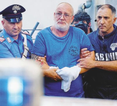 Napoli, gli applausi della vergogna al boss